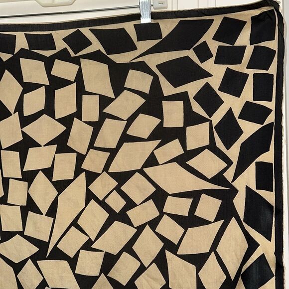 Vintage mid century mod Vera black & tan(gold) rectangle motif large scarf - Picture 3 of 11